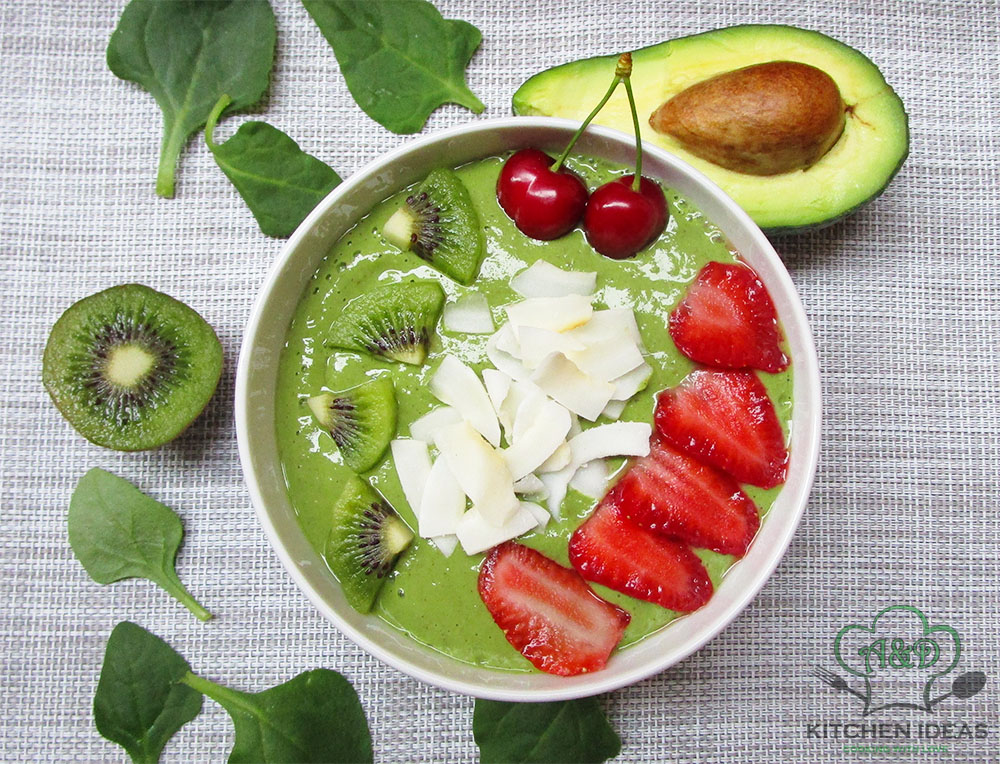 Delicious green smoothie for summer days Delicious green smoothie for summer days